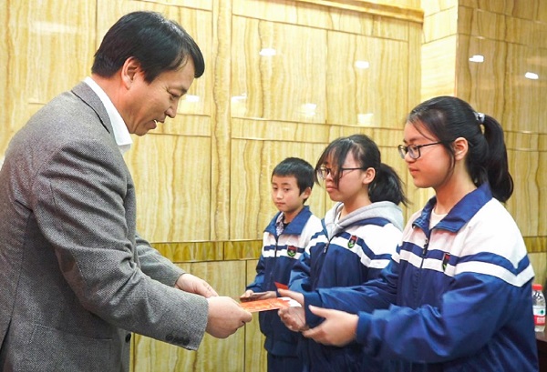 中國華融黨委副書記、監(jiān)事長胡建忠一行赴四川宣漢縣調(diào)研督導扶貧工作