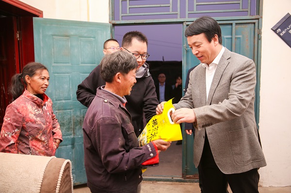 中國華融黨委副書記、監(jiān)事長胡建忠一行赴四川宣漢縣調(diào)研督導扶貧工作