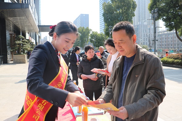 中國華融積極踐行社會責(zé)任   開展學(xué)雷鋒志愿服務(wù)月系列活動(dòng)